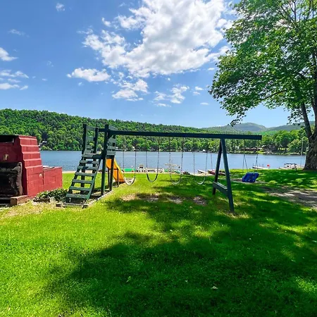 Lake St. Catherine Cottage - Red Across